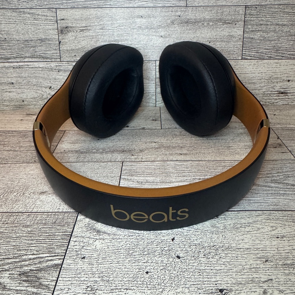 Beats by Dr. Dre Studio3 Wireless Headphones - Picture 2 of 7